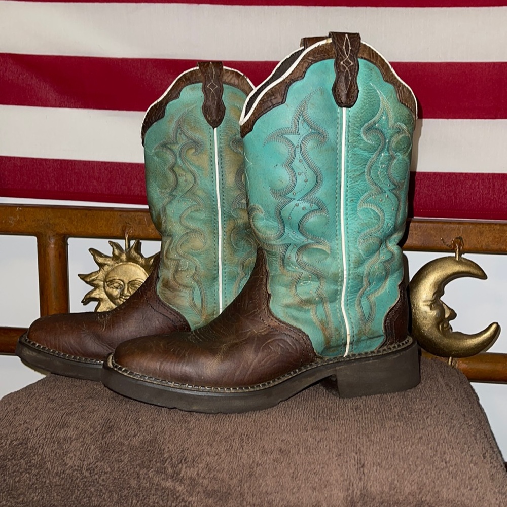 good condition aside from spur dents on both boots and discoloration on the teal